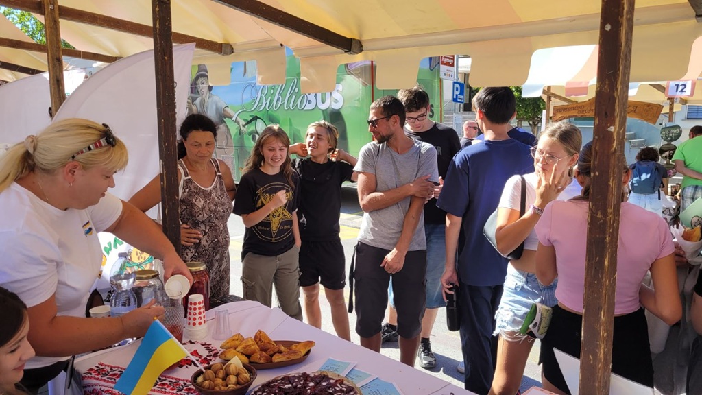 »Agora.UA« na Tržnici NVO 2026 Ukrajina v središču Postojne